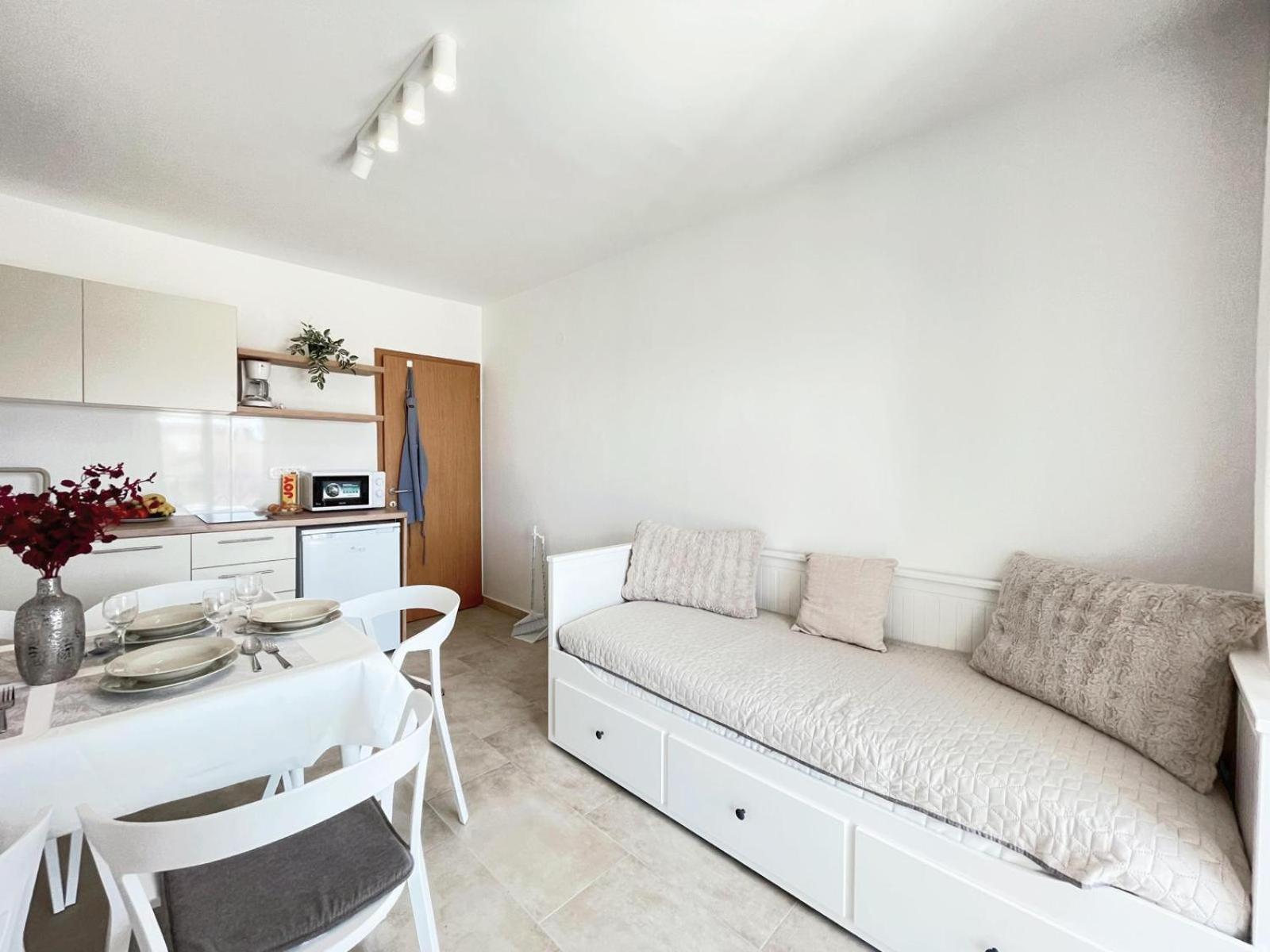 Caramel Comforts With Sea View In Stinjan Only 300 Meters From The Pula