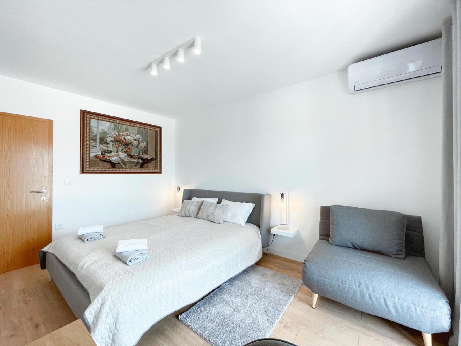 Caramel Comforts With Sea View In Stinjan Only 300 Meters From The Apartment Pula