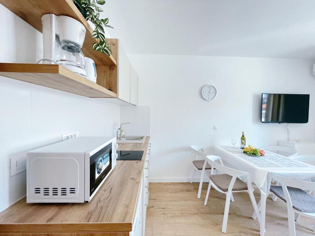 Apartment Caramel Comforts With Sea View In Stinjan Only 300 Meters From The