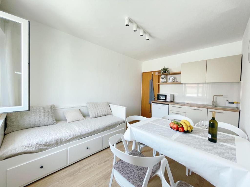Caramel Comforts With Sea View In Stinjan Only 300 M From The Beach, Free Parking Apartment Pula